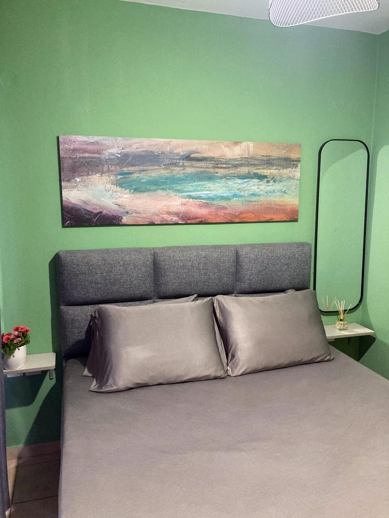 M.o.m.'s Apartment *